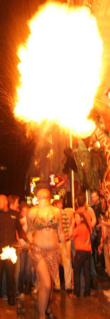 Vuur loopact vuur show voor markten, dorpsfeesten, loop parade 